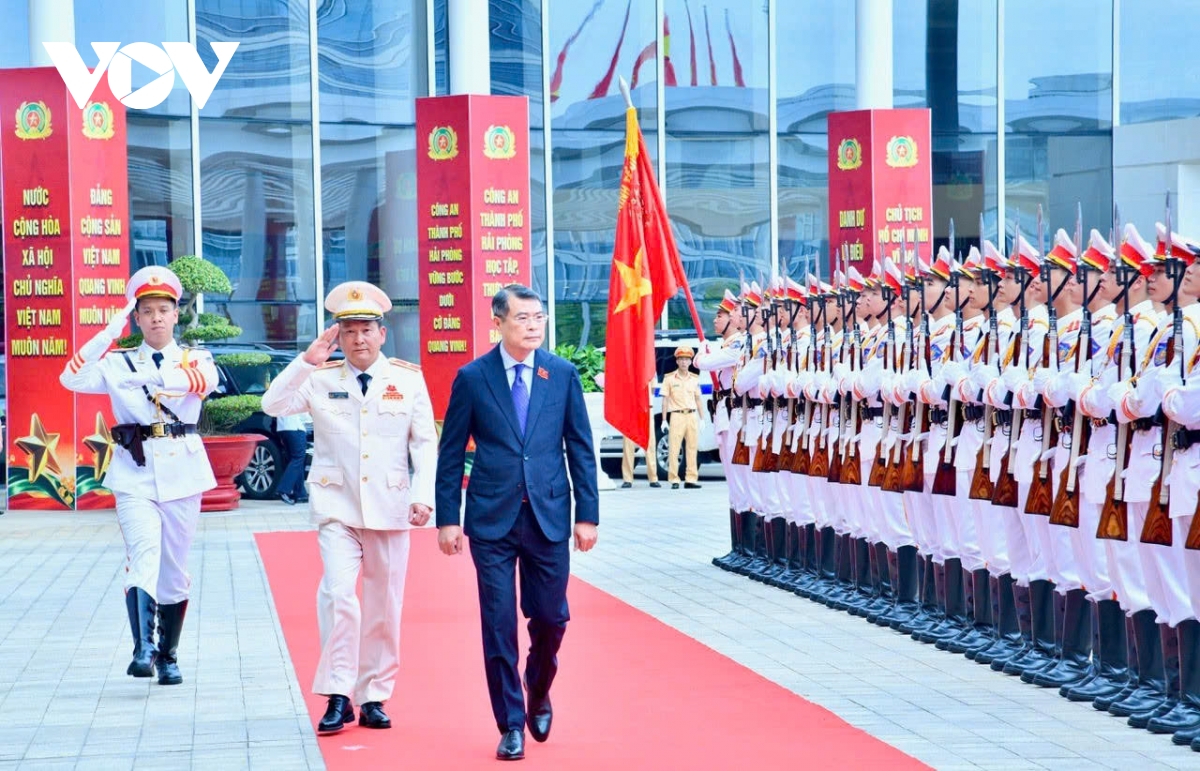 3_thu_tuong_le_minh_hung_duyet_doi_danh_du_cong_an_nhan_dan.jpg
