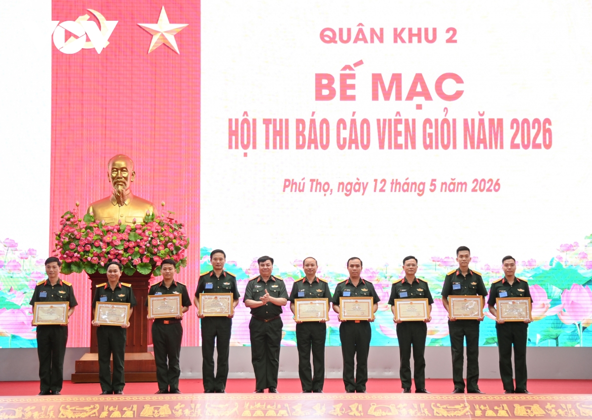 3_trung_tuong_pham_duc_duyen_trao_bang_khen_cho_cac_dong_chi_dat_giai_nhat_nhi_tai_hoi_thi_20260512162539.jpg