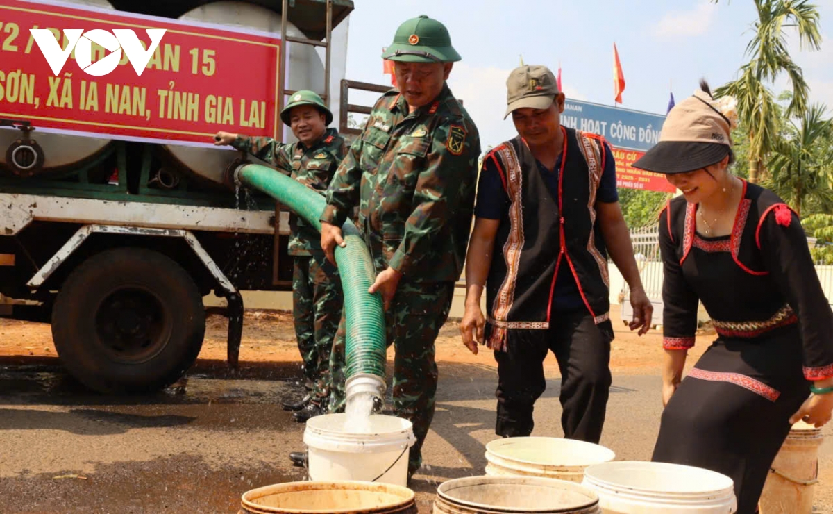 4-5-bo_doi_cap_nuoc_cho_nhan_dan_ia_nan.jpg