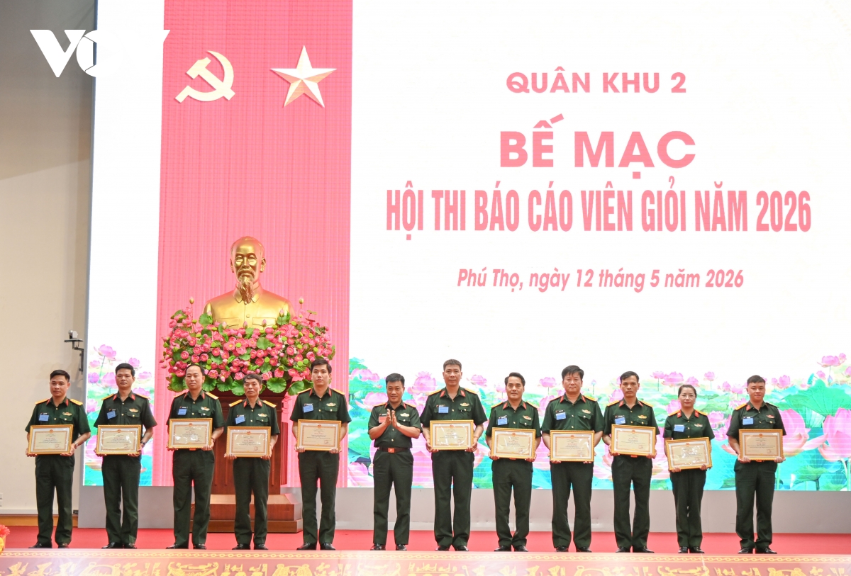 4_dai_ta_khong_dinh_tam_chu_nhiem_chinh_tri_quan_khu_2_trao_bang_khen_cho_cac_dong_chi_dat_giai_ba_20260512162539.jpg