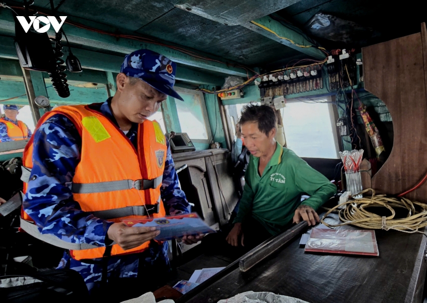 4_luc_luong_vung_4_canh_sat_bien_thuc_hien_tuyen_truyen_iuu_cho_ngu_dan_trong_chuyen_hai_trinh.jpg
