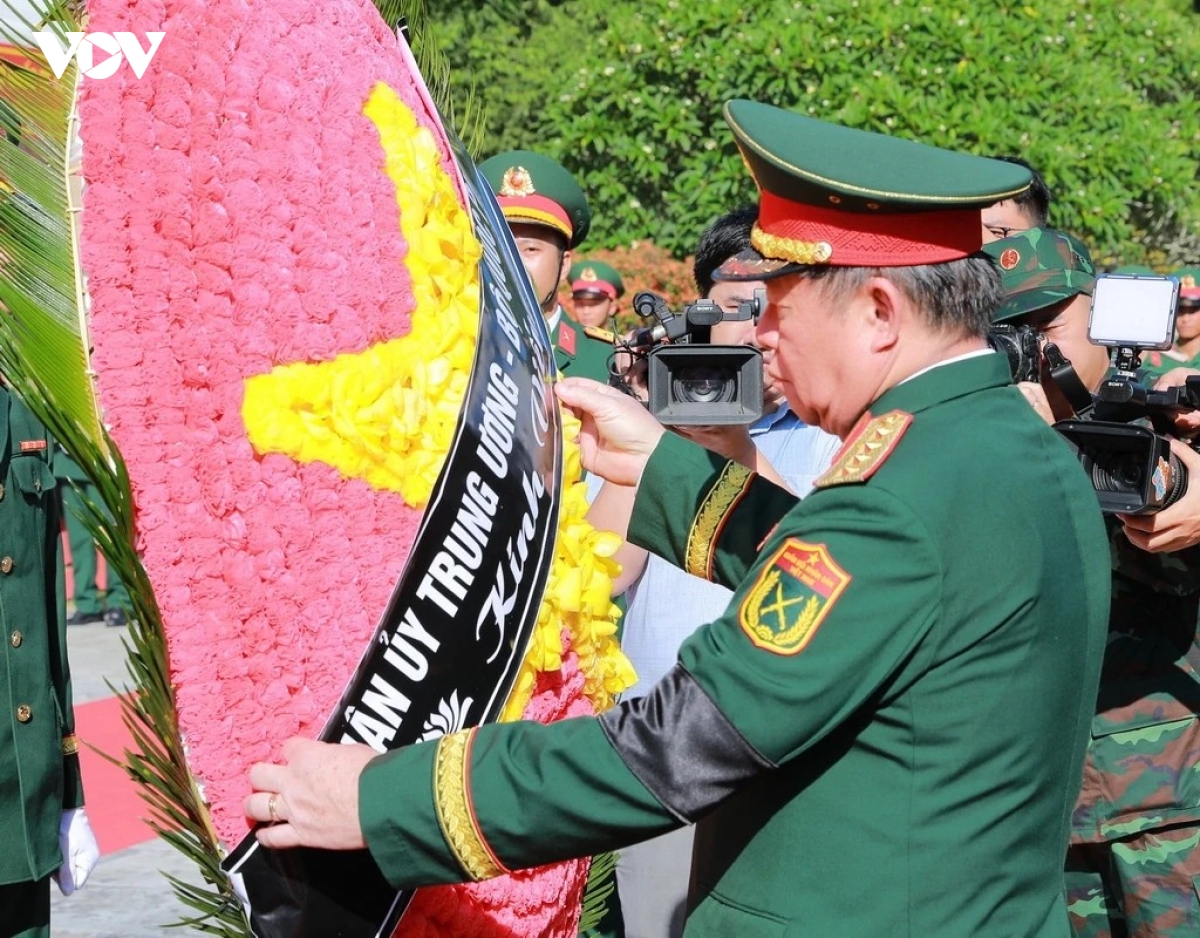 4dai_tuong_nguyen_trong_nghia_dang_hoa_len_cac_anh_hung_liet_si._1.jpg