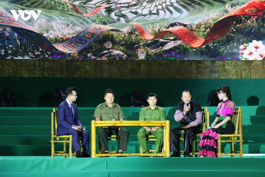 5._diem_nhan_cua_dem_giao_luu_la_nhung_cau_chuyen_cam_dong_tu_cac_khach_moi_ve_hanh_trinh_chuyen_hoa_dia_ban.jpg