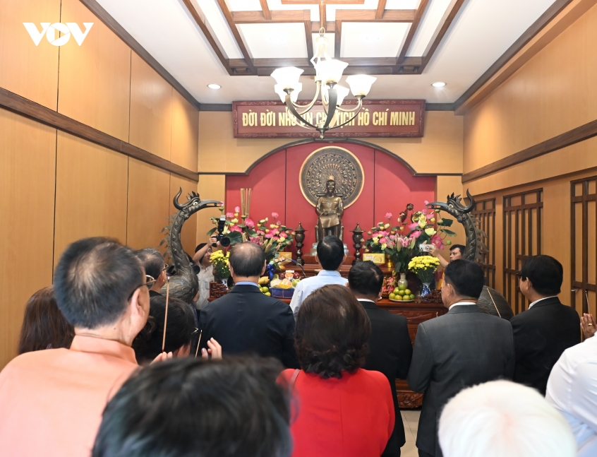 6._dai_su_pham_viet_hung_cung_cac_dai_bieu_khach_moi_dang_huong_tuong_niem_chu_tich_ho_chi_minh.jpg