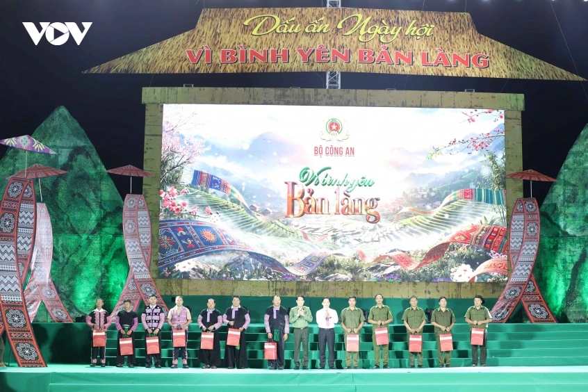 7._ban_to_chuc_trao_qua_cho_cac_ca_nhan_co_thanh_tich_trong_phong_tra_toan_dan_bao_ve_an_ninh_to_quoc.jpg