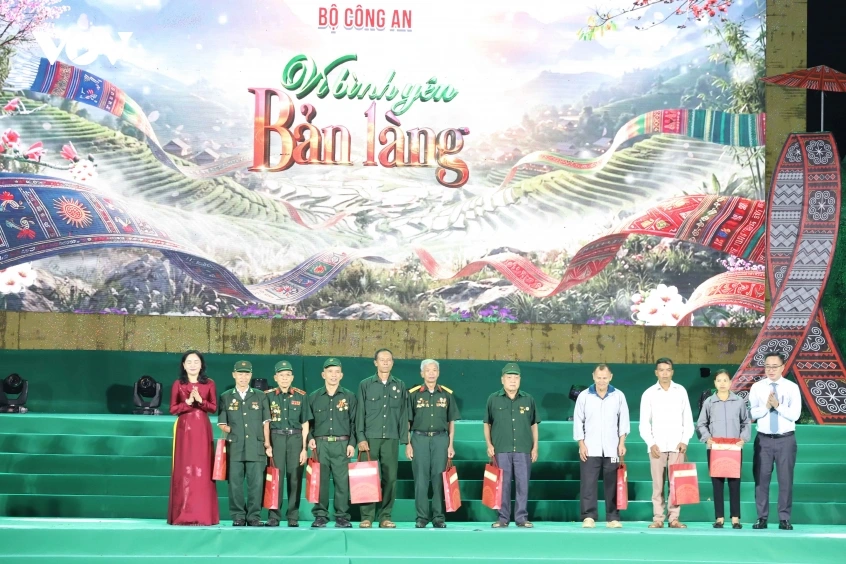 8._btc_tang_qua_ho_tro_cac_gia_dinh_chinh_sach.jpg