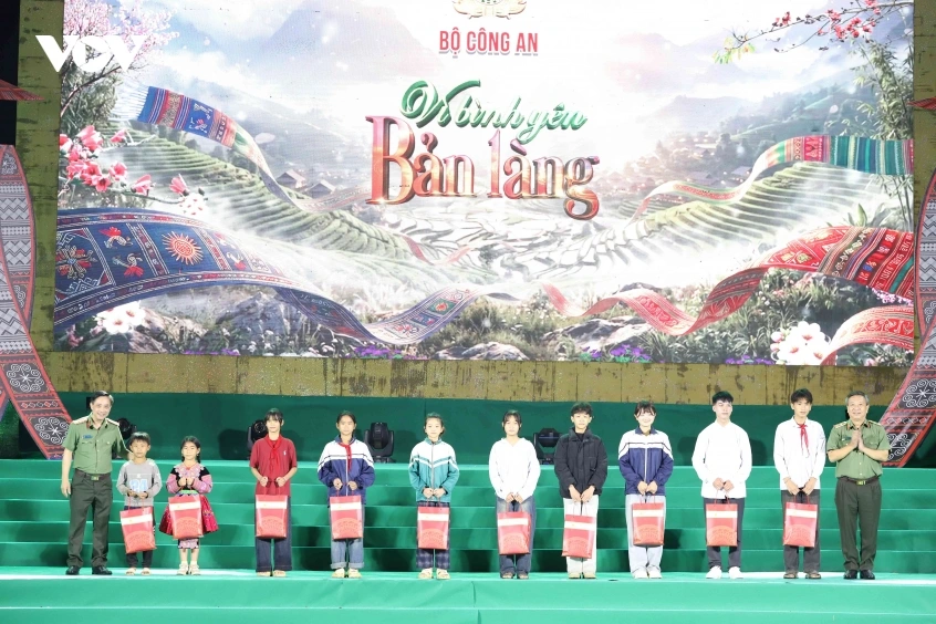 9._btc_tang_qua_ho_tro_hoc_sinh_ngheo_vuot_kho_tren_dia_ban_huyen_van_ho_tinh_son_la.jpg