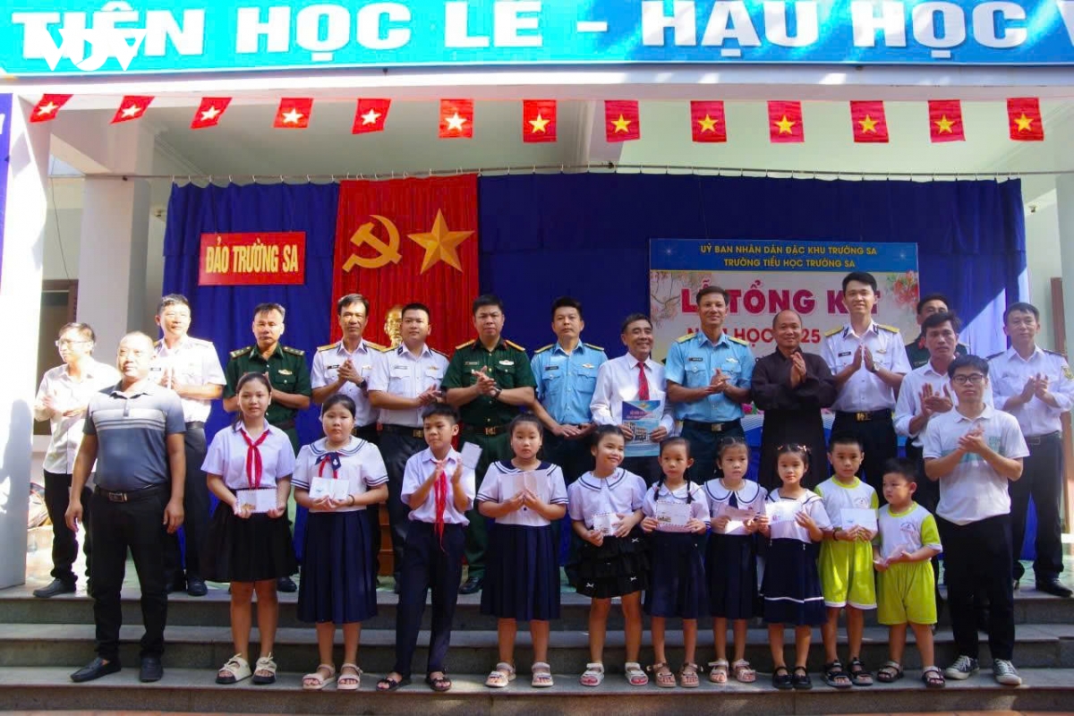 Các đơn vị, lực lượng trên đảo tặng quà chúc mừng thầy trò nhà trường .jpg