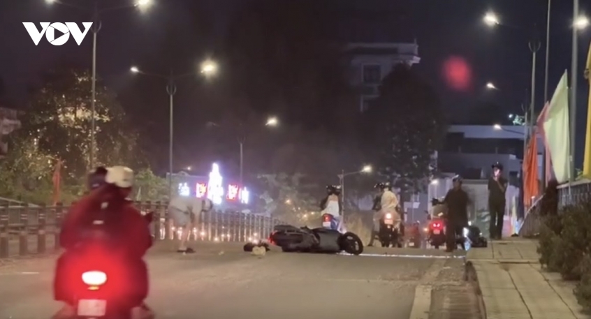 Cần Thơ đá rơi vãi trên cầu, nhiều người đi xe máy té ngã.jpg
