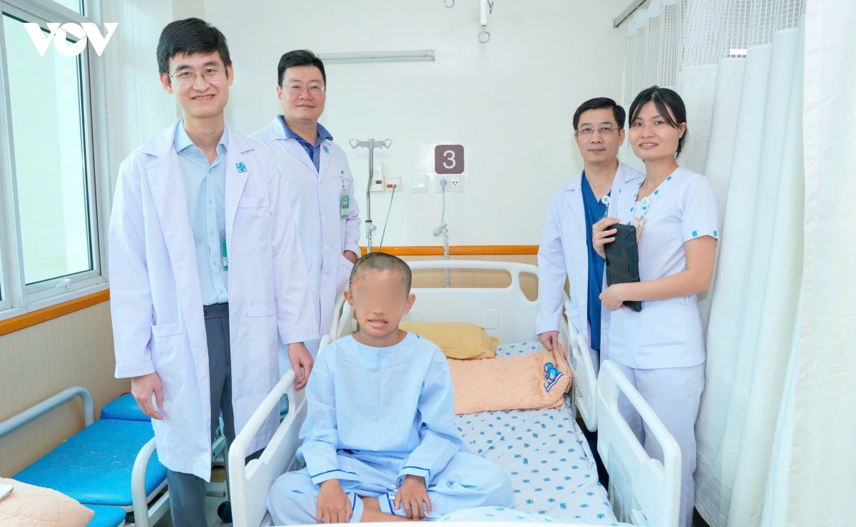 Ê-kíp điều trị cùng người bệnh sau phẫu thuật, đánh dấu kết quả điều trị tích cực.jpg