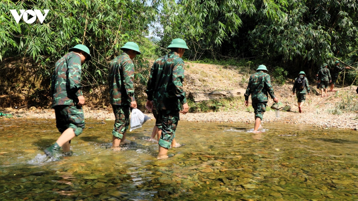 Nhiều đoạn đường rừng phải lội suối.JPG
