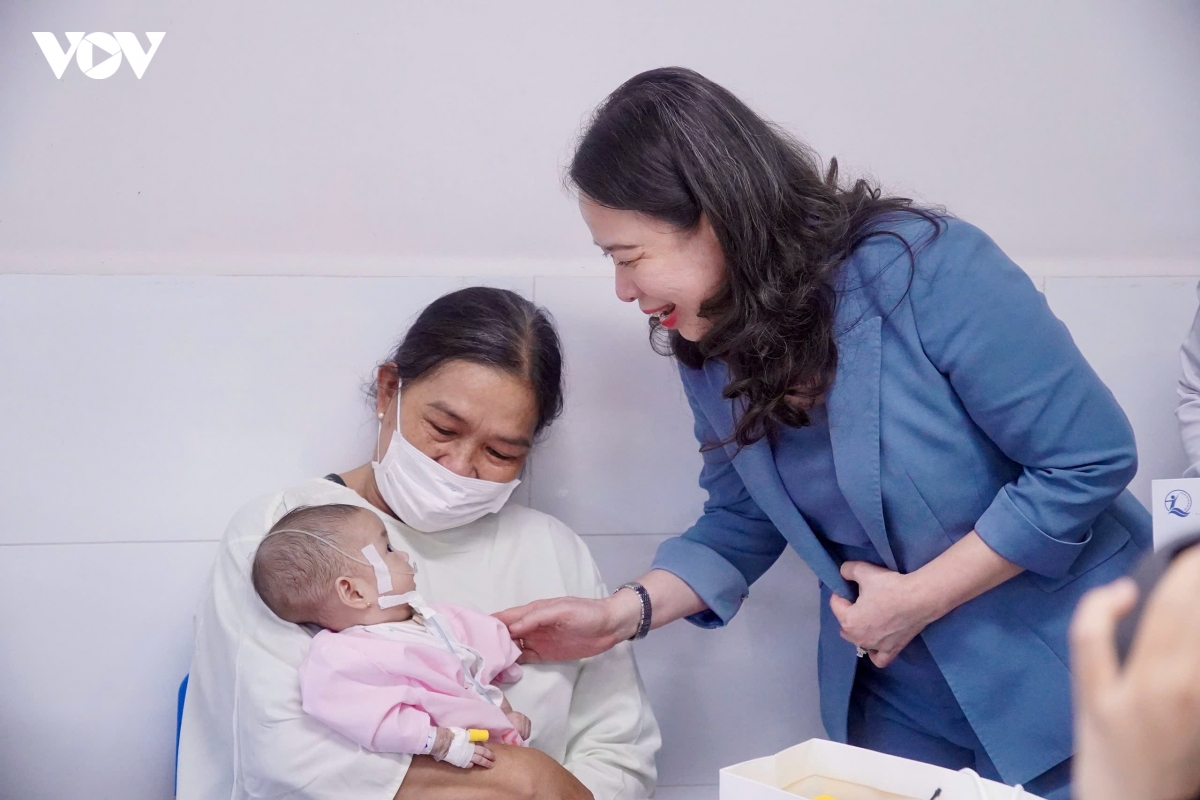 Phó Chủ tịch nước Võ Thị Ánh Xuân ân cần hỏi thăm thân nhân bệnh nhi mắc bệnh hiểm nghèo (Ảnh_ Kim Dung).jpg