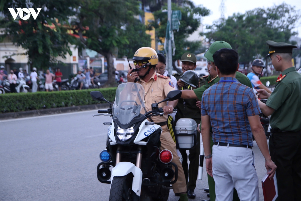 _thi_sinh_bi_nham_dia_diem_thi_duoc_can_bo_csgt_hai_phong_dua_den_diem_thi_kip_thoi.jpg