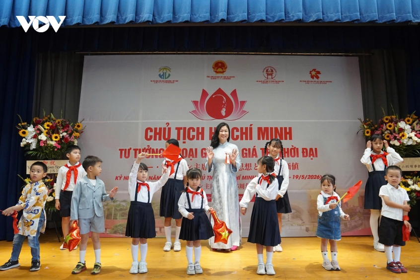ba_trinh_thi_mai_phuong_cung_cac_em_nho_trong_mot_tiet_muc_van_nghe_tai_chuong_trinh_-_anh_vov_tokyo.jpg