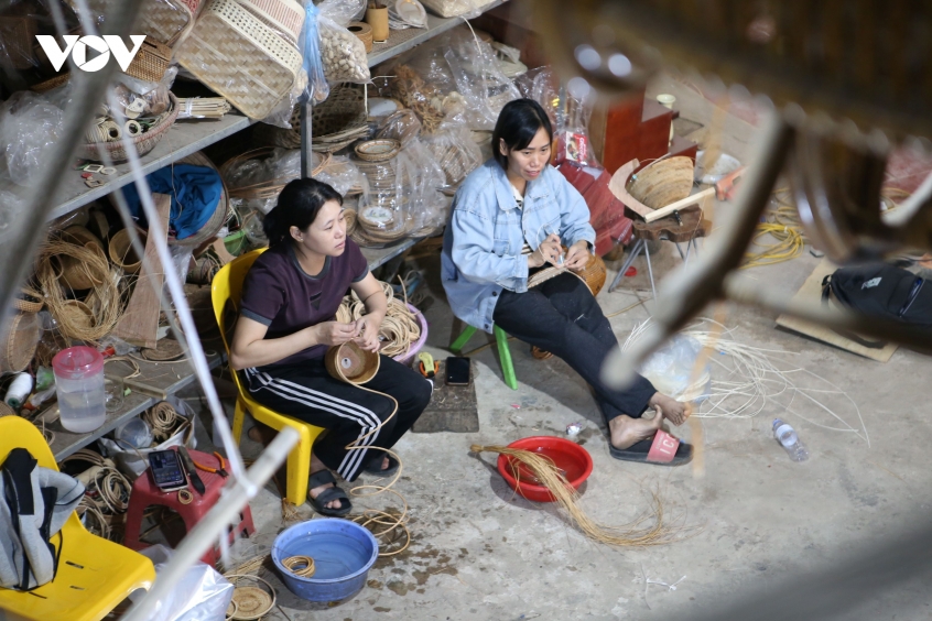 ben_trong_xuong_may_tre_dan_phu_vinh_nhung_ngay_tat_bat_vao_vu_10.jpg