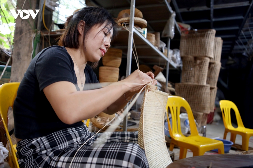 ben_trong_xuong_may_tre_dan_phu_vinh_nhung_ngay_tat_bat_vao_vu_13.jpg