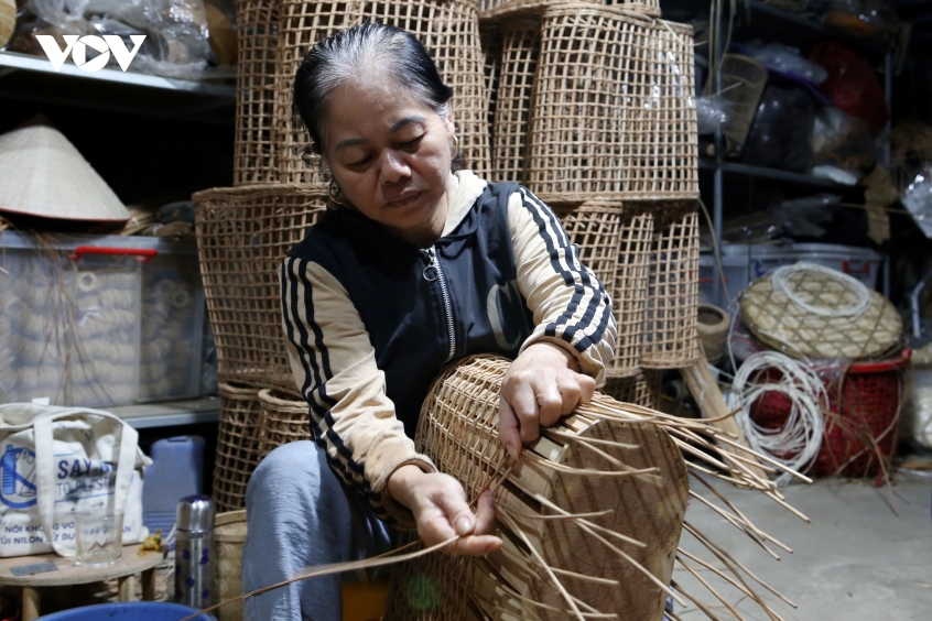 ben_trong_xuong_may_tre_dan_phu_vinh_nhung_ngay_tat_bat_vao_vu_4.jpg