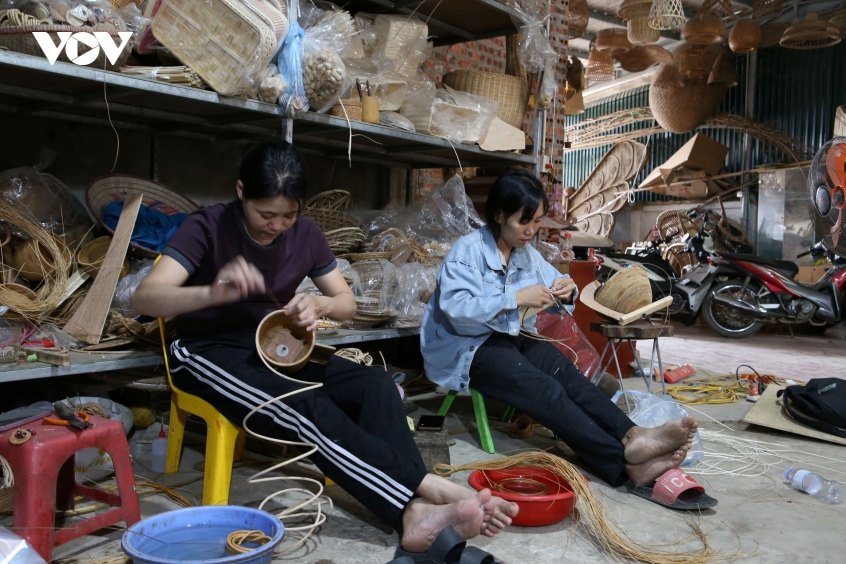 ben_trong_xuong_may_tre_dan_phu_vinh_nhung_ngay_tat_bat_vao_vu_8.jpg
