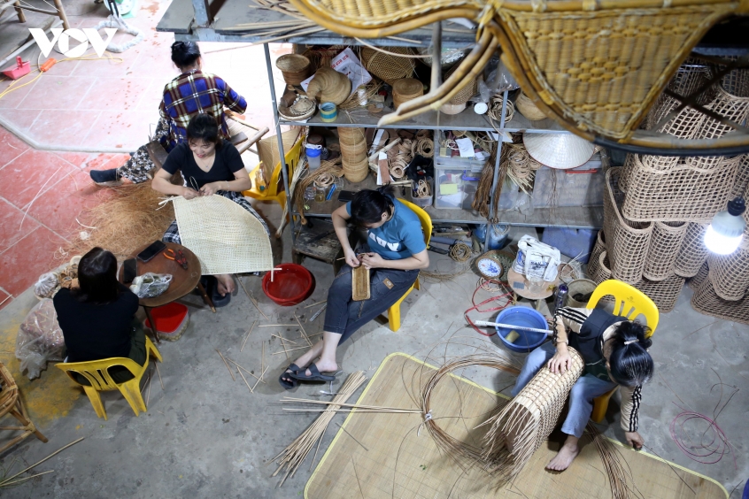 ben_trong_xuong_may_tre_dan_phu_vinh_nhung_ngay_tat_bat_vao_vu_9.jpg