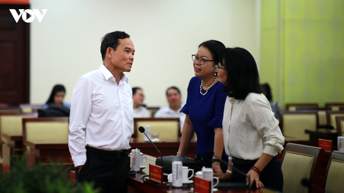 bi_thu_thanh_uy_tp.hcm_tran_luu_quang_trao_doi_voi_cac_dai_bieu.jpg