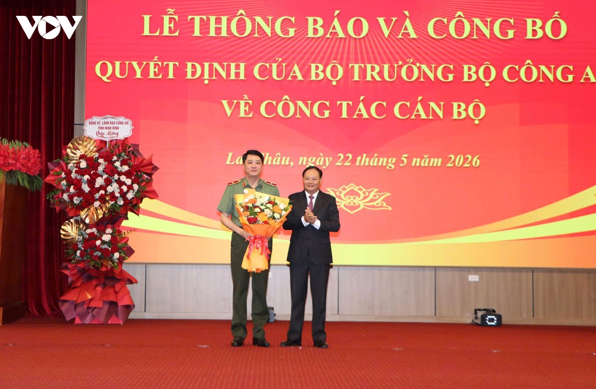 bi_thu_tinh_uy_lai_chau_le_minh_ngan_chuc_mung_thieu_tuong_nguyen_viet_giang_tren_cuong_vi_moi.jpg