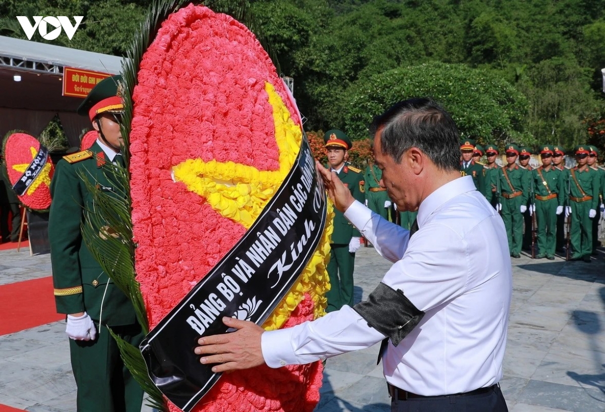 bi_thu_tinh_uy_thanh_hoa_le_duc_thai_dang_hoa_len_cac_liet_si_anh_bth.jpg
