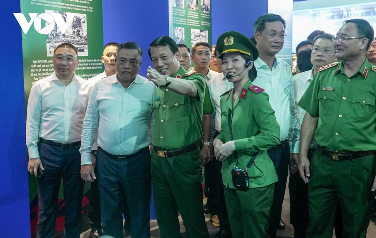 bo_truong_bo_cong_an_va_chu_nhiem_uy_ban_kiem_tra_trung_uong_tham_quan_trien_lam_80_nam_an_ninh_nhan_dan.jpg