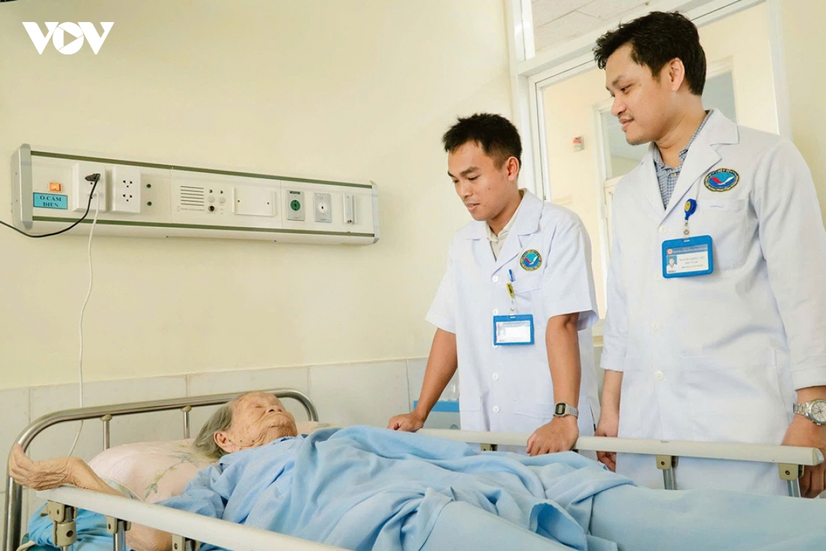 cac_bac_si_kiem_tra_suc_khoe_cho_cu_ba_sau_phau_thuat.jpg