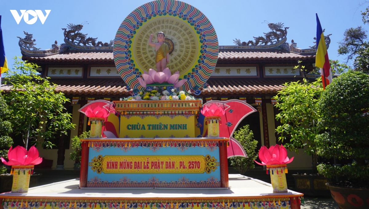 cac_chua_o_hue_trang_hoang_trong_mua_phat_dan_20260527135944.jpg