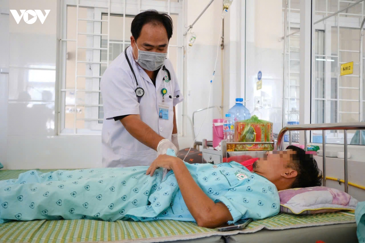 cac_co_so_y_te_dang_tap_trung_dieu_tri_cho_cac_benh_nhan_co_dau_hieu_ngo_doc_thuc_pham.jpg