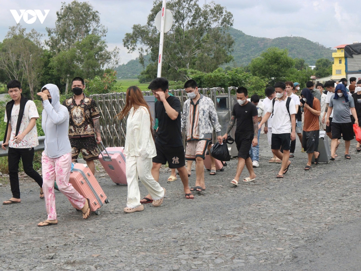 cac_cong_dan_duoc_don_vi_chuc_nang_hoan_tat_thu_tuc_tiep_nhan_kiem_tra_suc_khoe.jpg