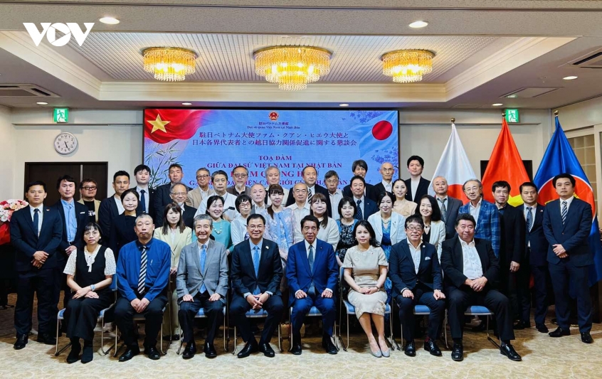 cac_dai_bieu_chup_anh_luu_niem_anh_vov_tokyo.jpg