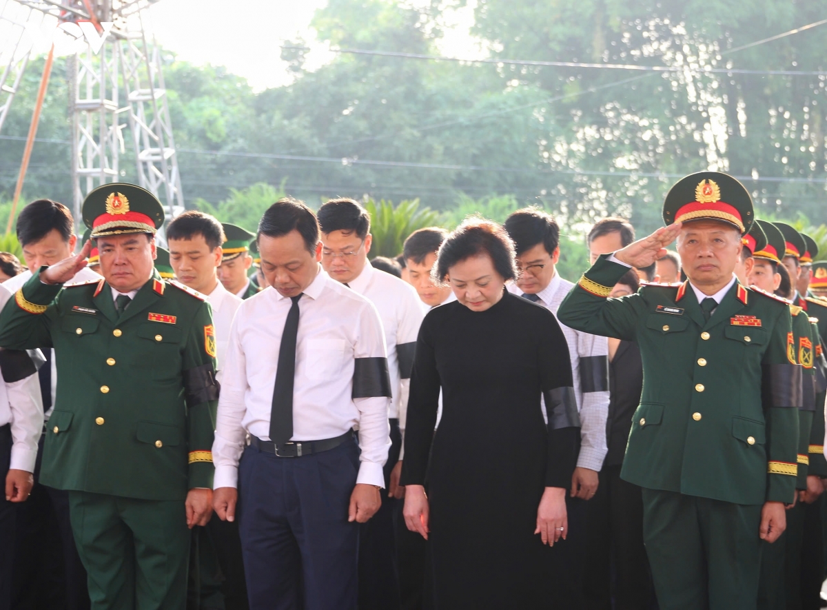 cac_dai_bieu_danh_phut_tuong_niem_cac_liet_si.jpg