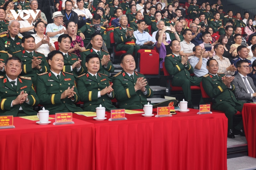 cac_dai_bieu_quan_doi_du_le_don_nhan.jpg