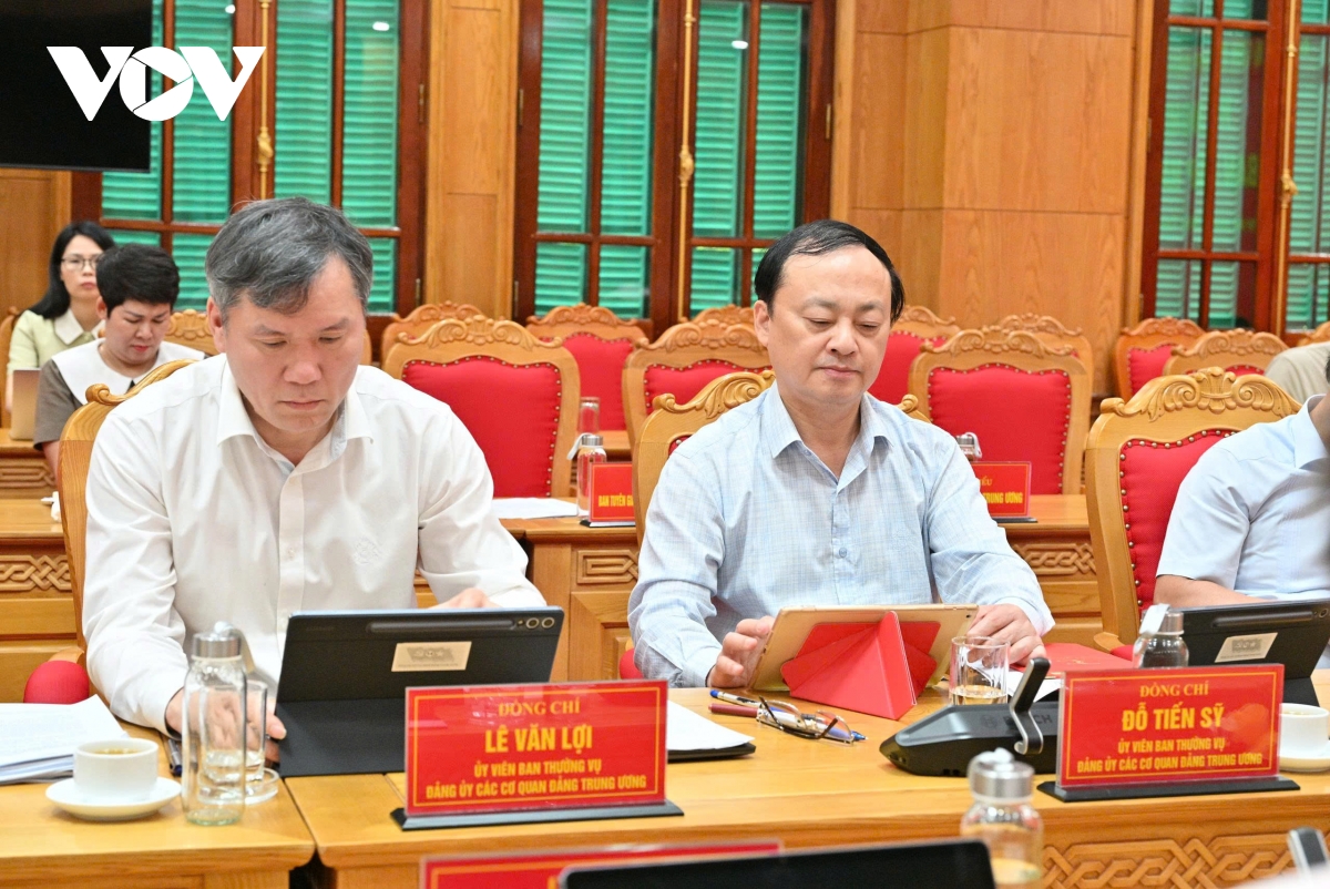 cac_dai_bieu_tai_phien_hop_bch_dang_bo_cac_co_quan_dang_trung_uong_lan_thu_nhat.jpg