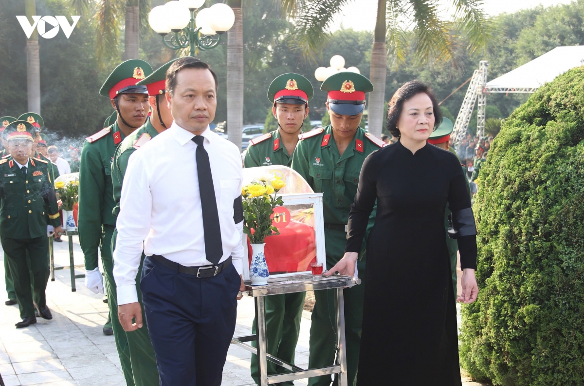 cac_dai_bieu_tien_hanh_di_quan_hai_cot_cac_liet_si_den_noi_an_tang.jpg