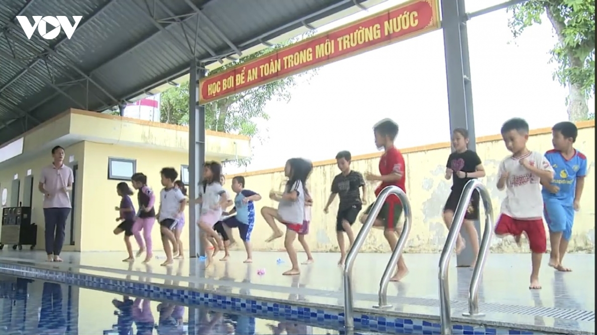 cac_em_hoc_sinh_khoi_dong_ky_truoc_khi_xuong_nuoc.jpg