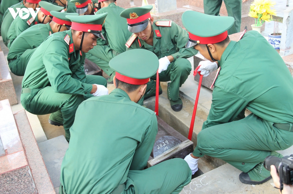 cac_liet_si_duoc_an_tang_theo_nghi_thuc_quan_doi.jpg