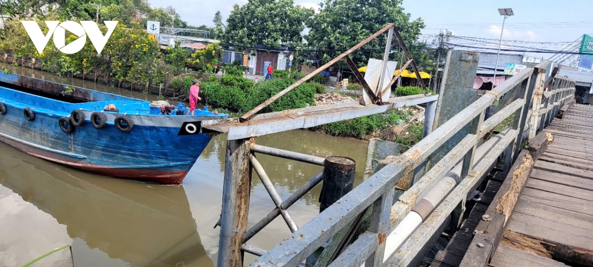 cac_phuong_tien_thuy_qua_cau_kenh_hai_kha_vat_va_va_nguy_hiem.jpg