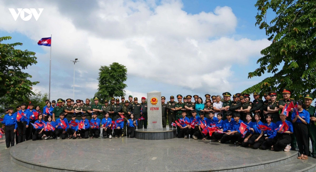 cac_si_quan_tre_chup_hinh_luu_niem_tai_cot_moc_bien_gioi_viet_nam-_lao_-_campuchia.jpg