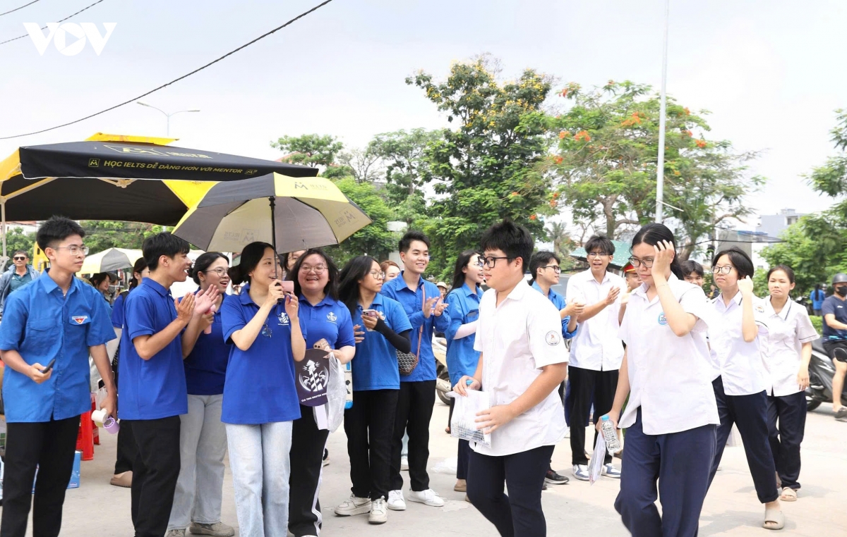 cac_thi_sinh_den_diem_thi_trong_su_chao_don_cua_cac_thanh_nien_tinh_nguyen.jpg