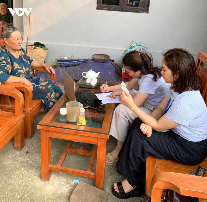 can_bo_phuong_den_tan_nha_ho_tro_nhung_nguoi_dan_om_dau_benh_tat_nguoi_yeu_the_trong_xa_hoi.jpg