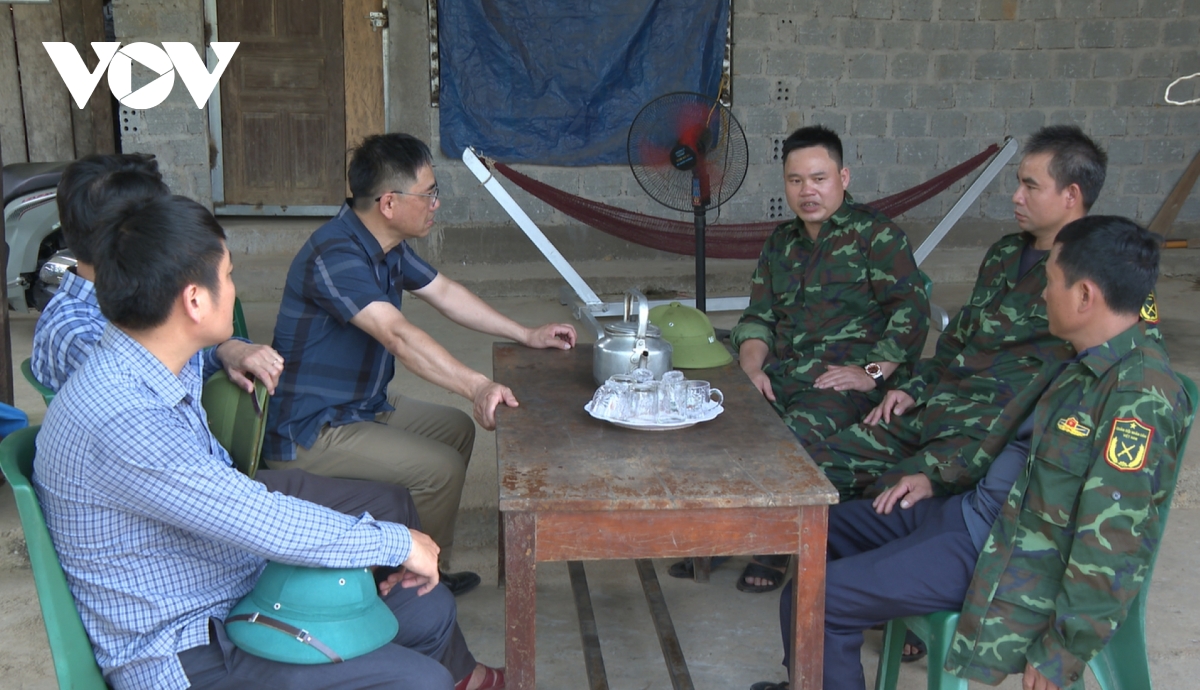 can_bo_xa_tuyen_lam_trao_doi_cong_viec_cung_luc_luong_tai_chot_kiem_soat_phong_chong_chay_rung.jpg