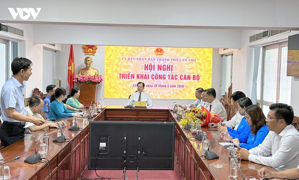 can_tho_trao_quyet_dinh_ve_cong_tac_can_bo.jpg