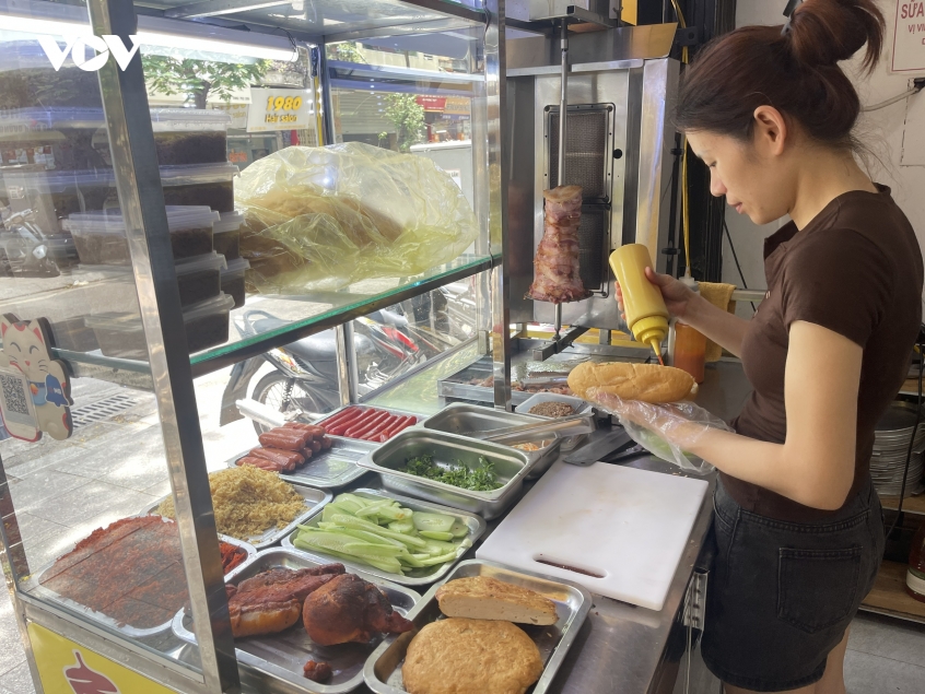 Chị Quan Thị Dự, chủ quán bánh mì trên phố Đội Cấn, phường Ngọc Hà (Hà Nội) cho rằng, việc bảo đảm vệ sinh an toàn thực phẩm là yếu tố quan trọng để giữ chân khách hàng