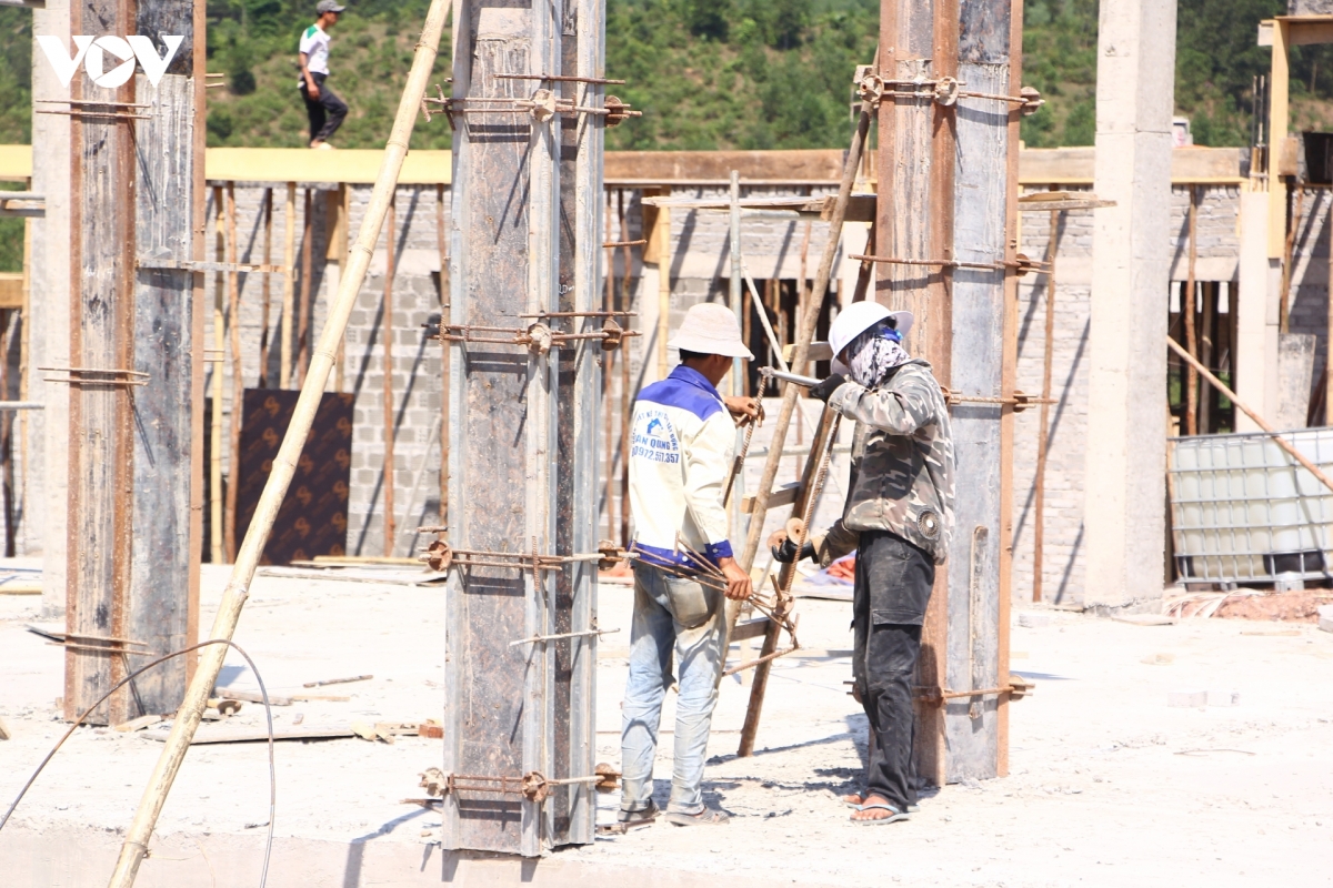 cong_nhan_doi_nang_thi_cong_lien_tuc_tren_cong_truong.jpg