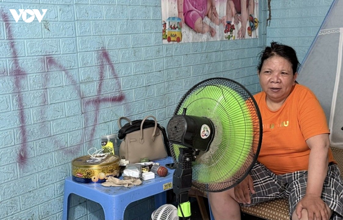 cong_nhan_khu_cong_nghiep_lay_lat_trong_chao_lua_17jpg.jpg