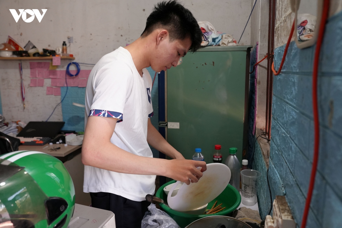 cong_nhan_khu_cong_nghiep_lay_lat_trong_chao_lua_6jpg.jpg