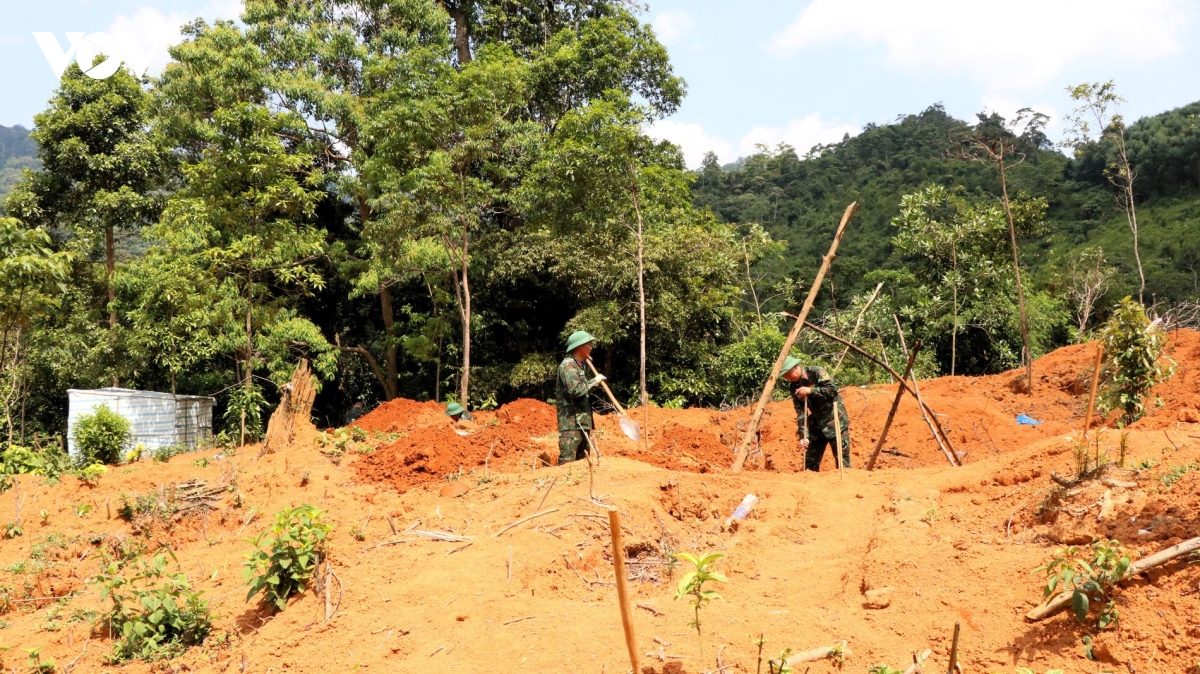 cong_viec_vat_va_cua_cac_thanh_vien_doi_tim_kiem_quy_tap_hai_cot_liet_si.jpg