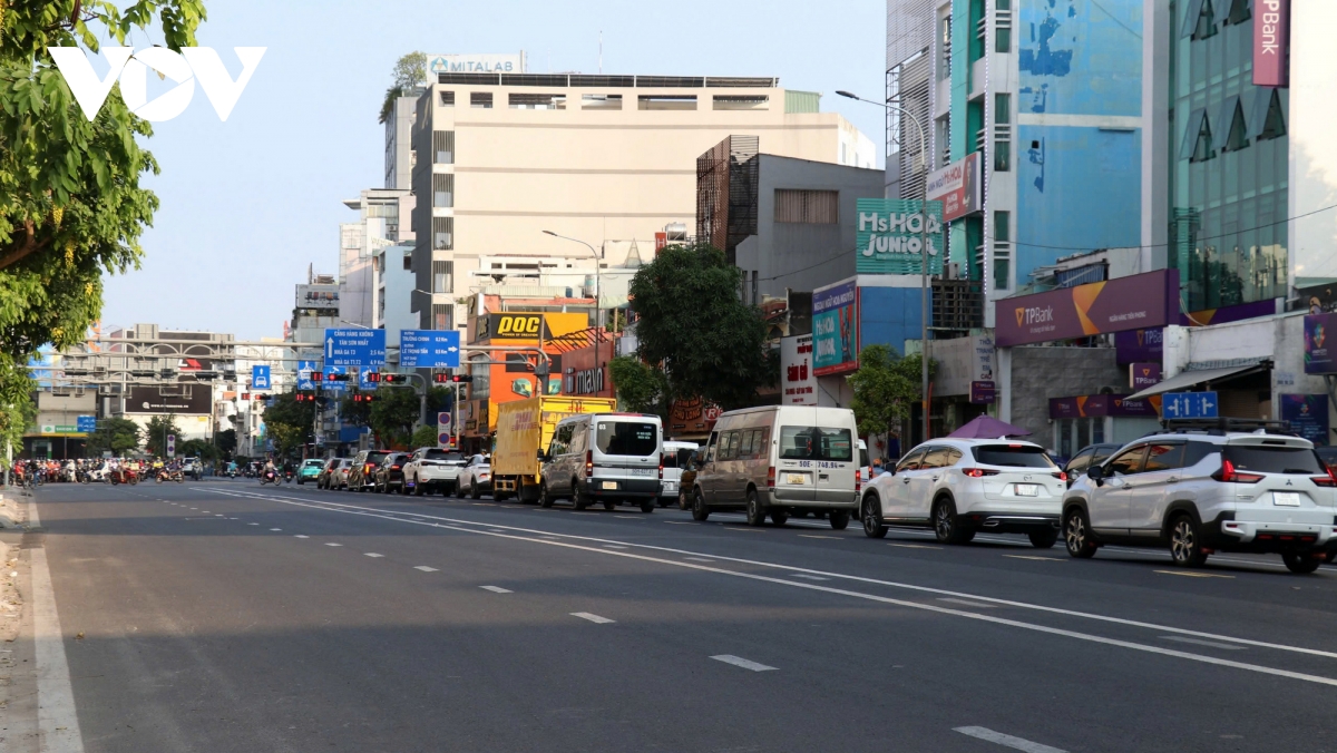 dai_phan_cach_o_giua_duong_cong_hoa_da_duoc_pha_bo_de_tang_them_dien_tich_mat_duong.jpg